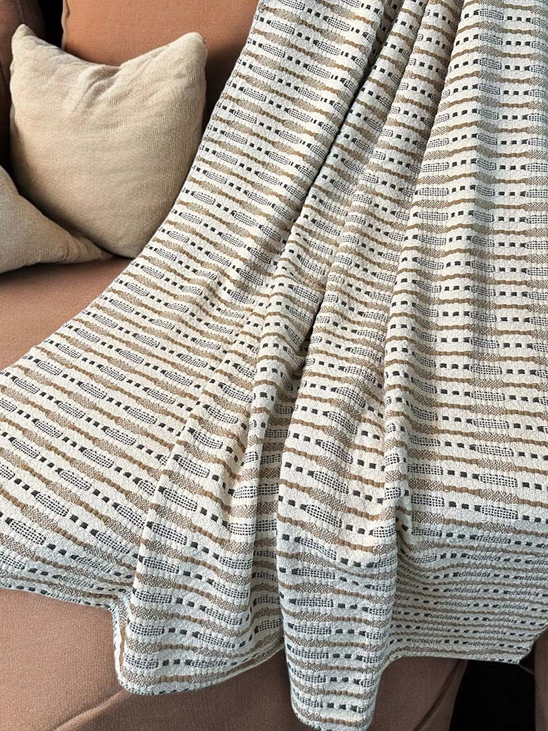Lines and Dot Premium Throws